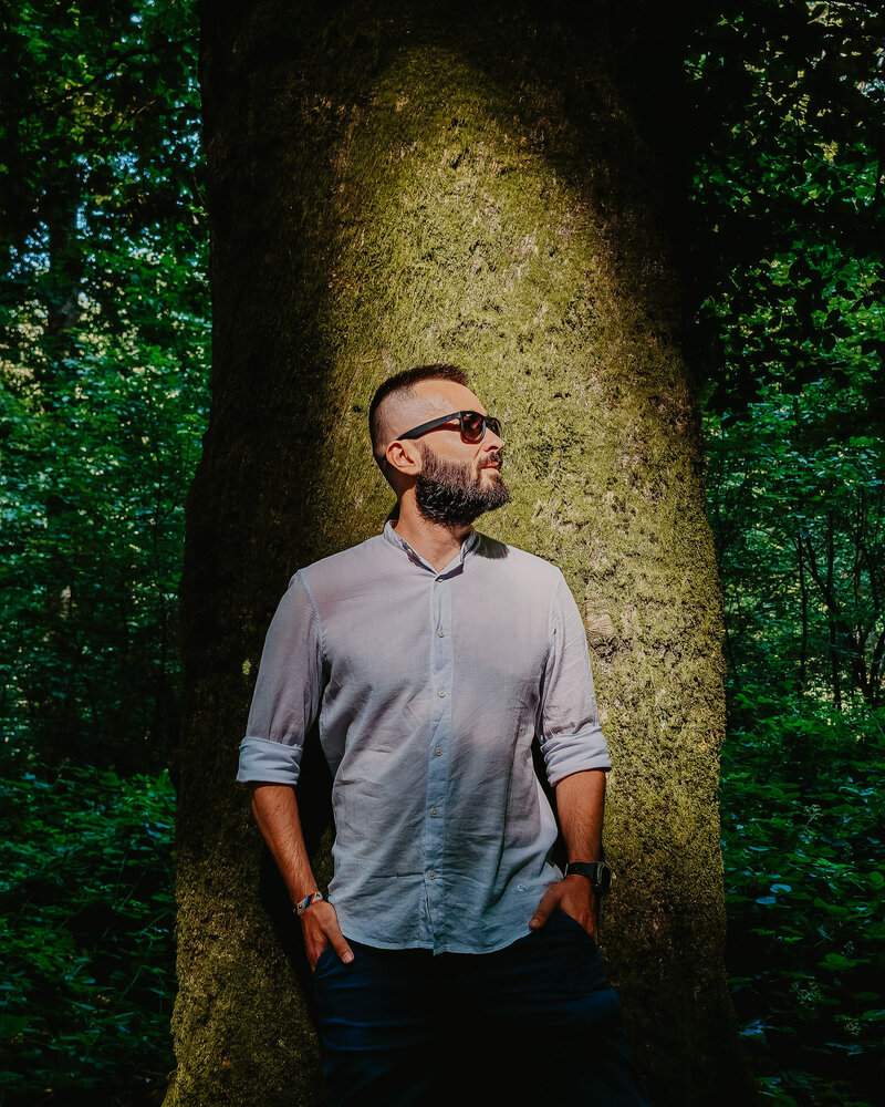 Ritratto di Valerio Colantoni appoggiato ad un albero.