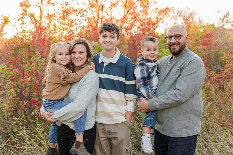 2024 krystal-moore-photography-moose-jaw-fall-family-session-with-red-leaves-2