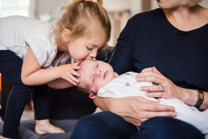 newborn-baby-relaxed-lifestyle-natural-family-photography-204