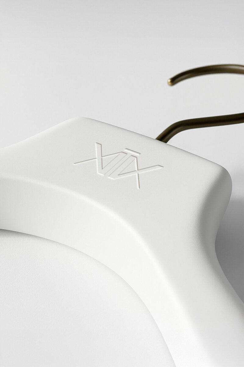 Round, soft-mauve box from Voalé. A cream ribbon, delicately printed with the brand’s name in lavender, threads through the center—capturing Voalé’s refined and artisanal identity.