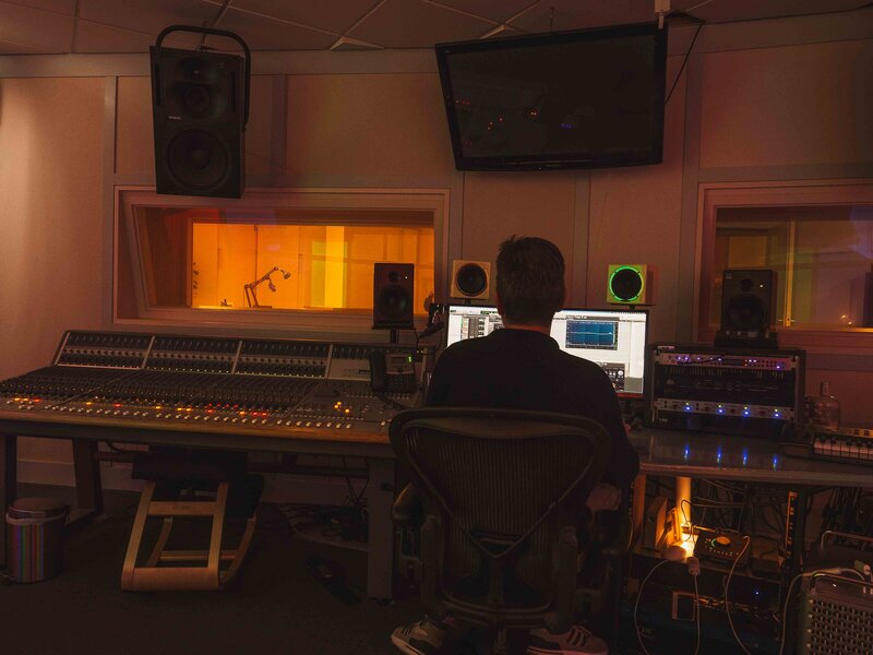 Earforce-Geluidsstudio-Amsterdam-Audio-Post-Voiceover-Geluidsproducties-muziek-podcast-webinar-studio-4-soundstudio
