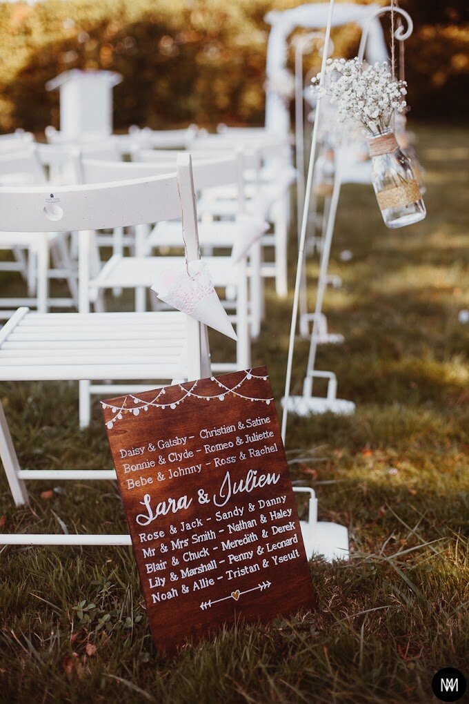 decoration-ceremonie-laique-allee-bancs-chaises
