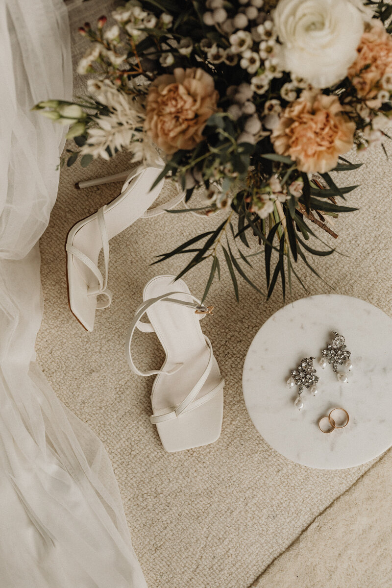 kaboompics_jewelry-earrings-wedding-rings-shoes-31913