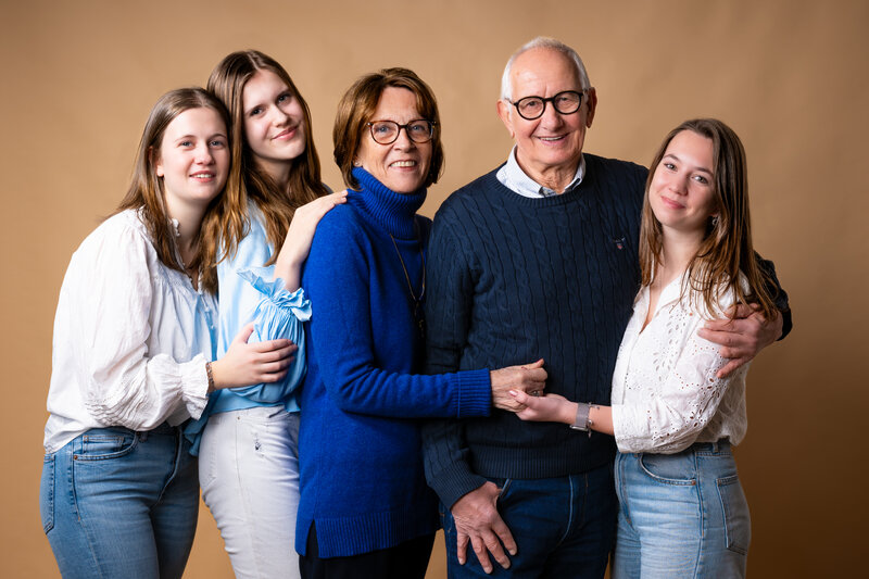 Broer en zus poseren samen tijdens een warme en spontane fotoshoot in de studio van Studio 2Shoot in Eijsden.