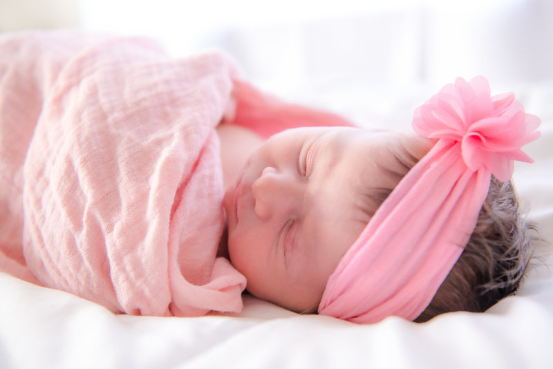 JandDstudio-newborn-lifestyle-baby-girl-pink