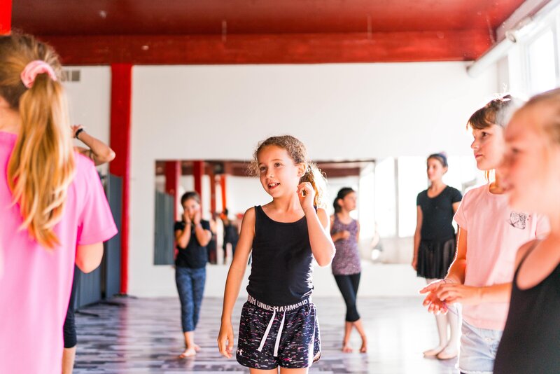 Jeunes filles qui dansent dans un studio avec mirroirs