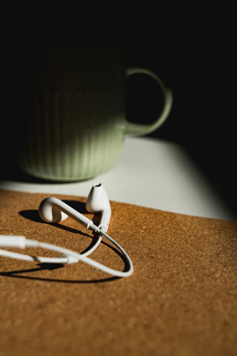 Kopfhörer_Tasse_Schreibtisch_Finde deinen NährWERT_Hörbuch