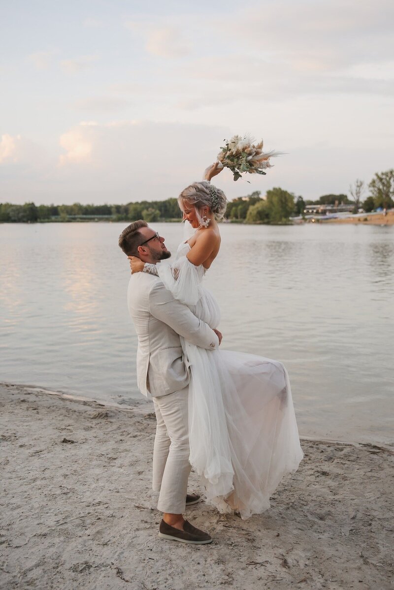 zufriedenes-brautpaar-hochzeit-rede