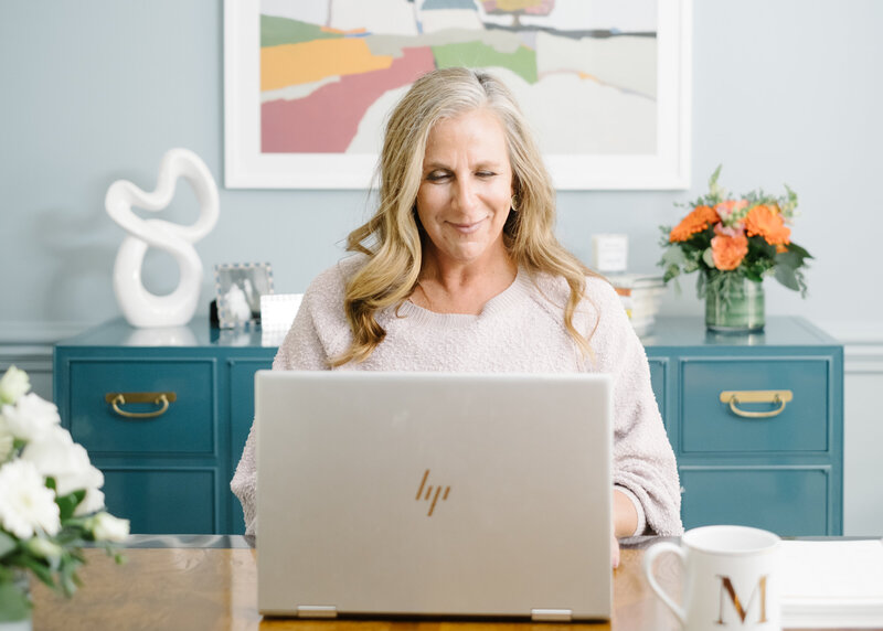 Business mindset coach revolutionizing the way women entrepreneurs THINK, so they can stop getting in their own way and start amplifying their success.