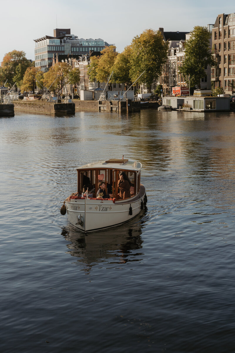 secret-proposal-photoshoot-in-amsterdam-inhousecapture- boat boys