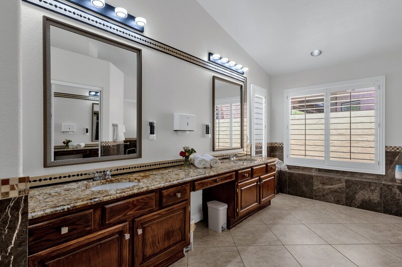 16-web-or-mls-17814-n-56th-st