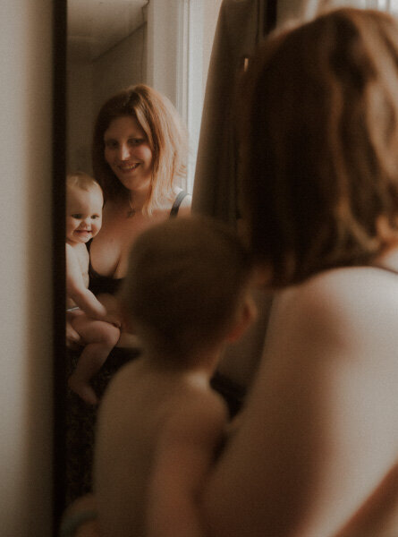 contactez une photographe naissance a nice pour immortaliser le peau a peau avec votre bebe