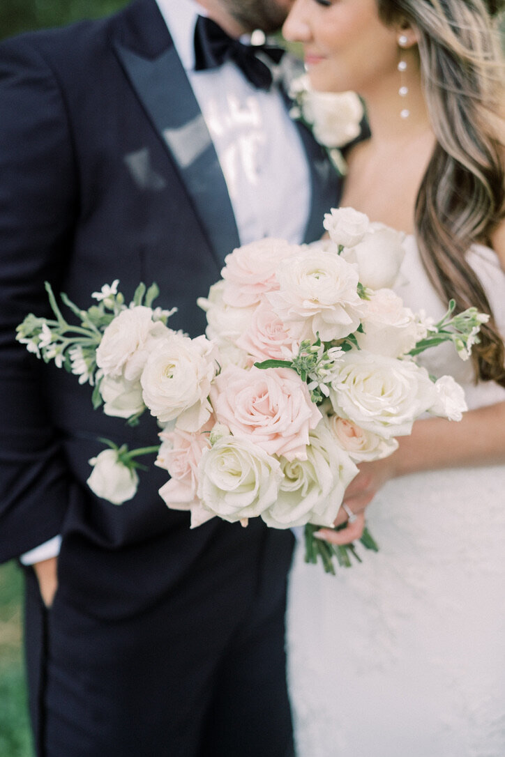 White_blush bouquet