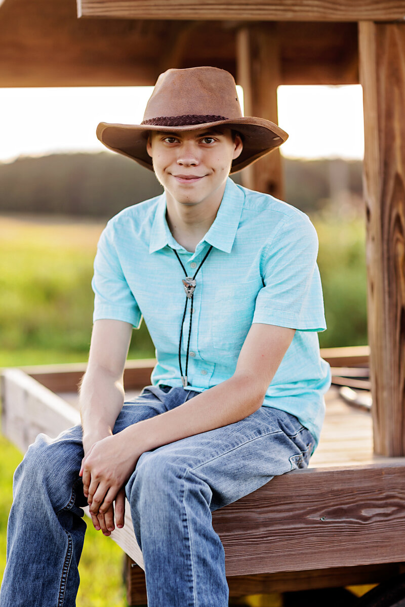 farm-hat-senior-photo