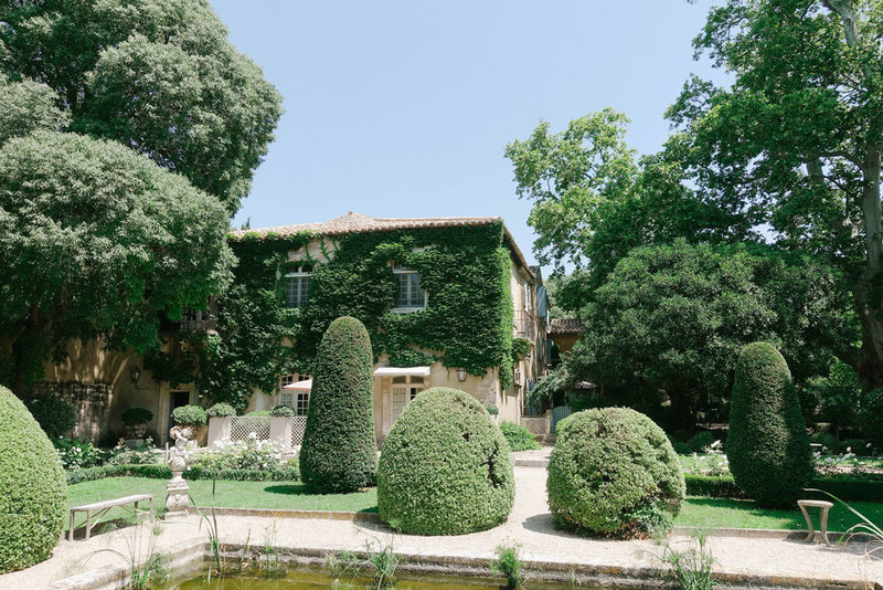 Luxury Relais & Chateaux hotel in Provence, Baumanier, with a greenery covered exterior and peaceful courtyard