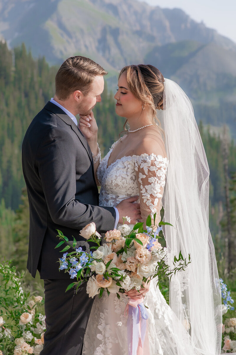Beautiful waterfall with a bride and groom in Oregon, Multnomah Falls