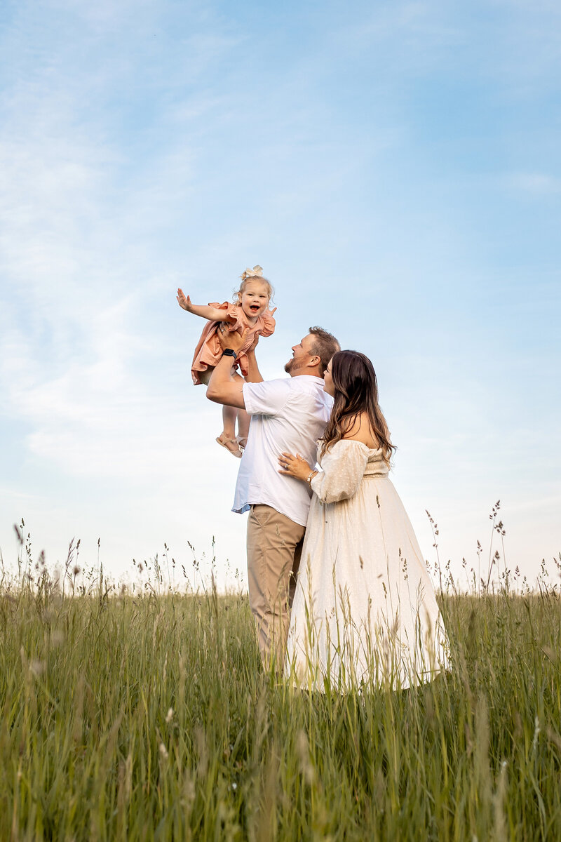 Pregnant mom with family