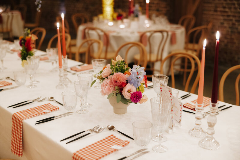 styling trouwfeest diner voor een trouwfeest in West-Vlaanderen, met rustieke en veel kleurijke bloemen