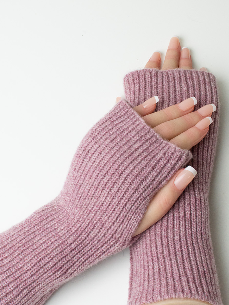 Seattle Mitts Cashmere Mauve Model