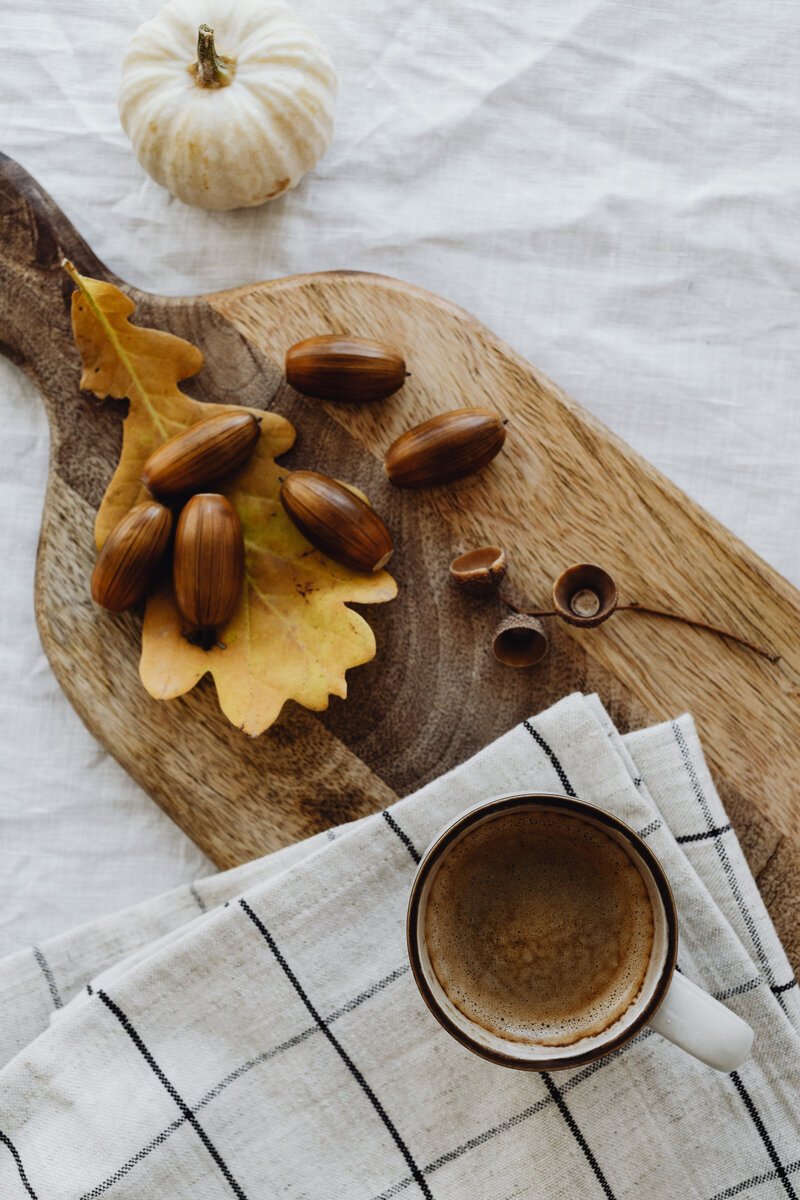 kaboompics_autumn-coffee-pumpkins-acorns-oak-leaves-23488