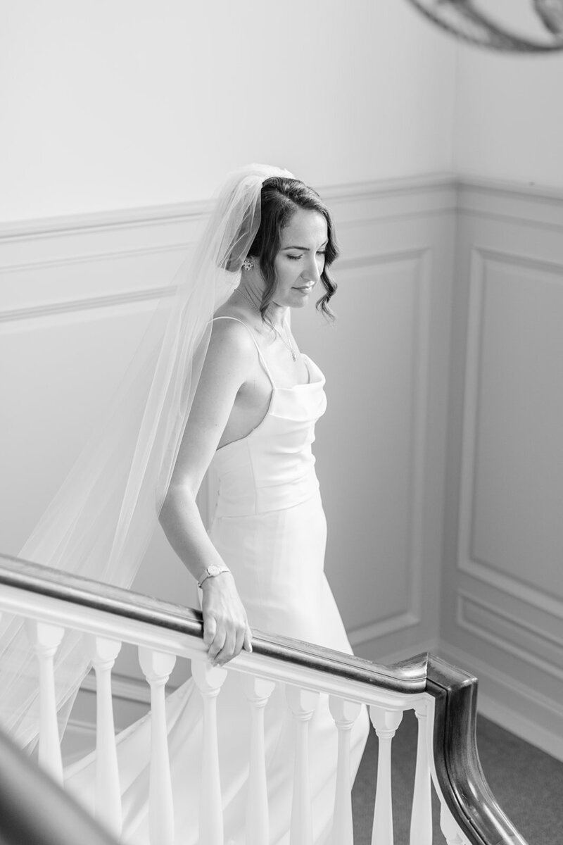 bride-stairs-veil-eolia