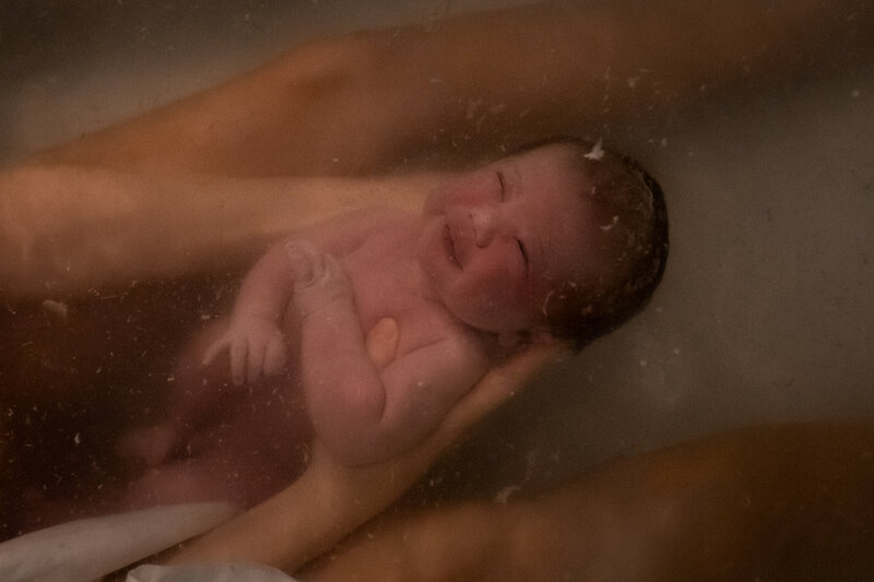 geboortefotografie, geboortefotograaf, bevalling, bevallingsfotografie, geboorte, zwanger, badbevalling