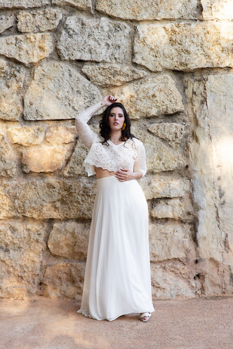 Portrait d'une modèle en robe de mariée pour le shooting de la collection de tenues de mariage civil de Jeannina à Lyon