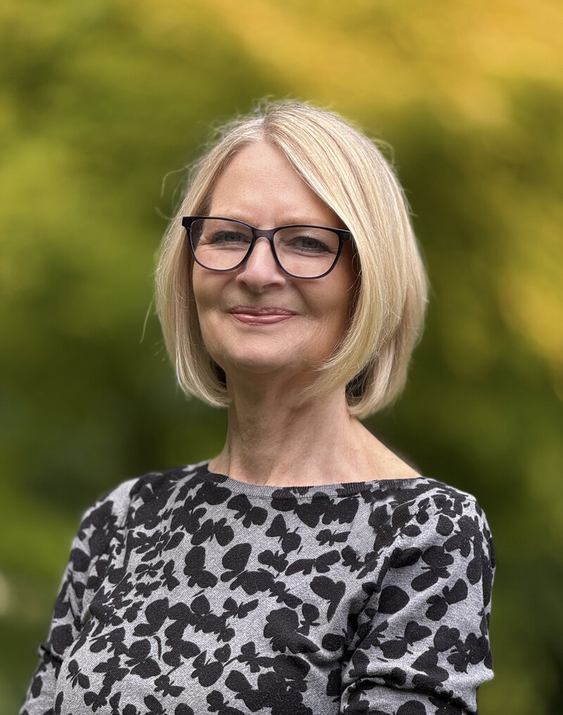 Laurie Harvey MNCH (Reg.) HPD DipCHyp MNLP Cognitive Hypnotherapist and Confidence Coaching. How to gain confidence and Self-Esteem for Midlife Women - Your Next Step Forward