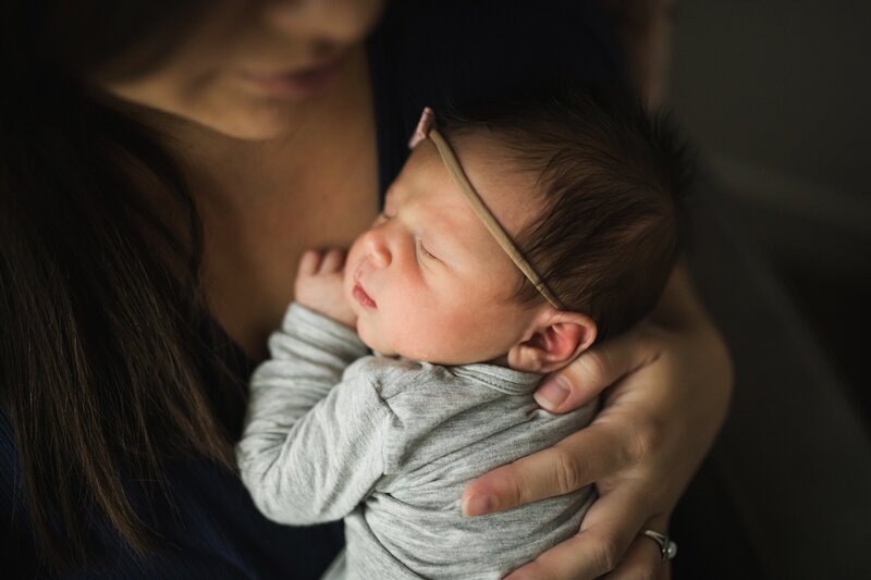 Seattle lifestyle newborn phootgrapher photo of mother and baby