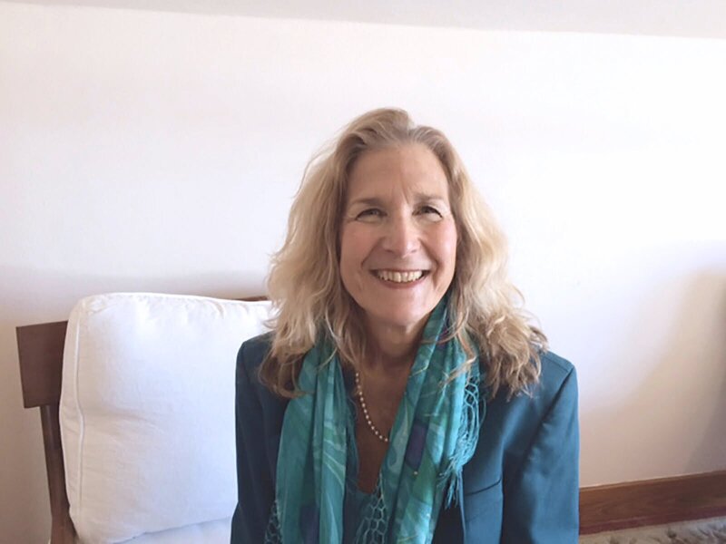 Dr. Lisa Raskin of SOMA Radiant Wellness smiles for a headshot.