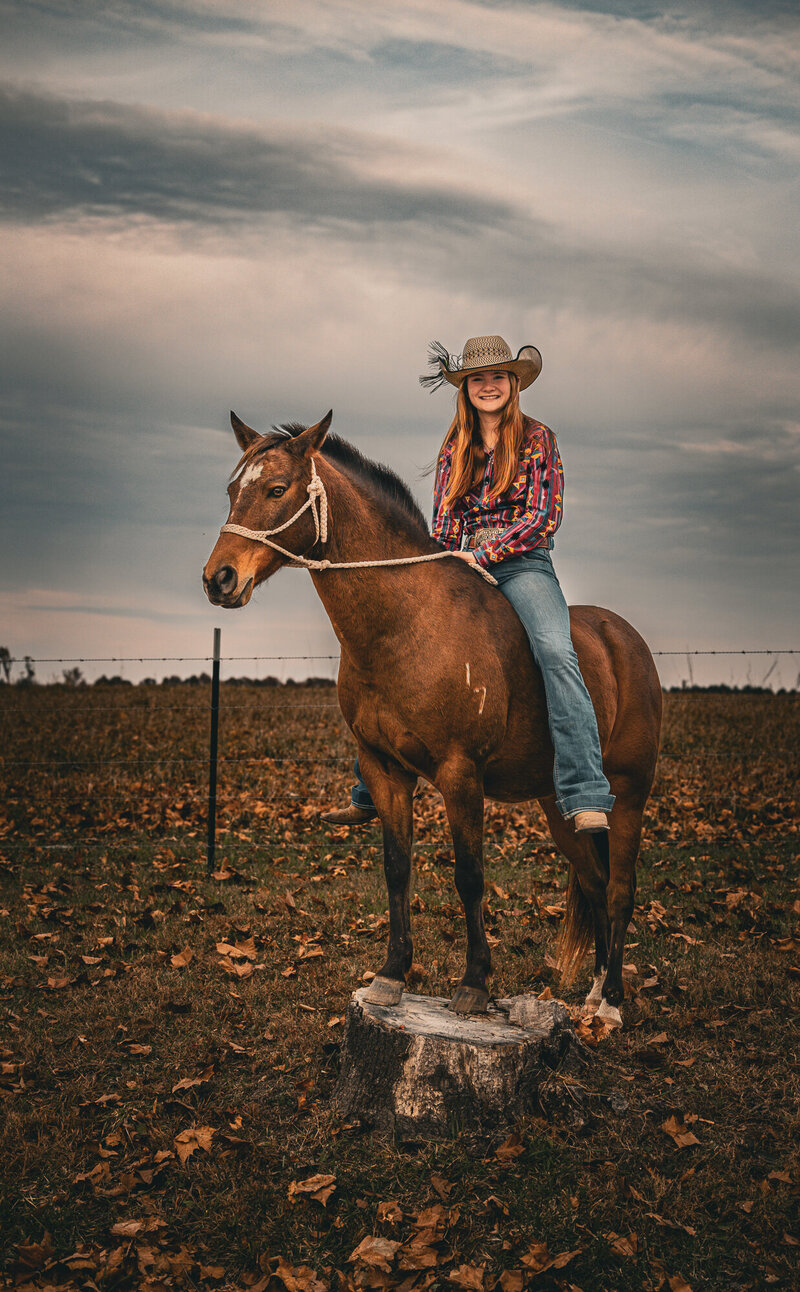 Senior pictures Cowgirl and Chestnut horse