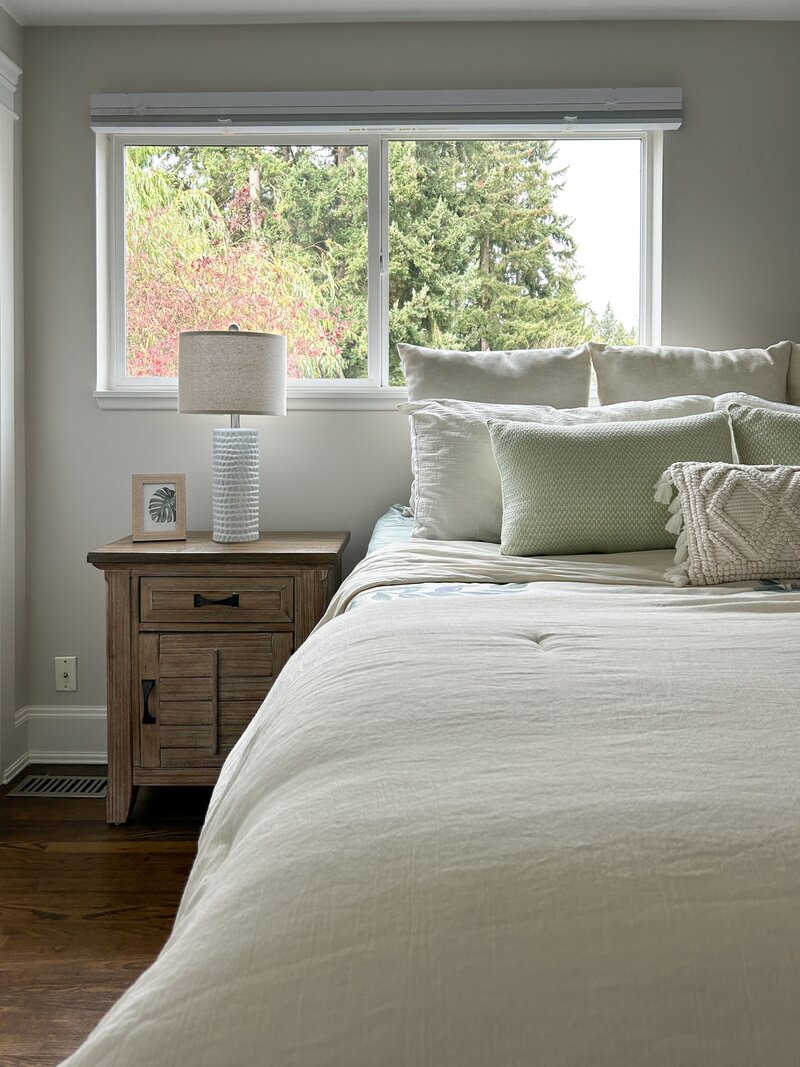 snohomish-county-home-staging-guest-bedroom-modernmollusk