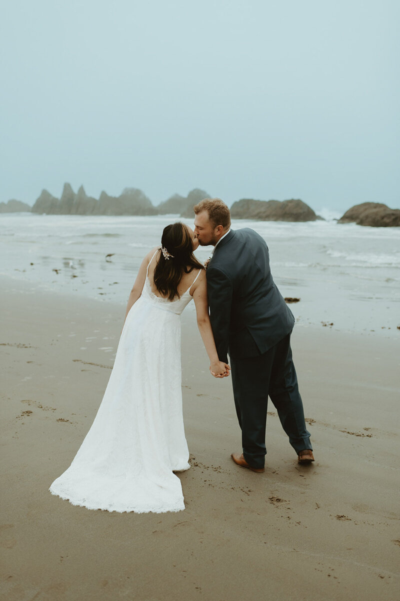 couple kissing on Oregon beach