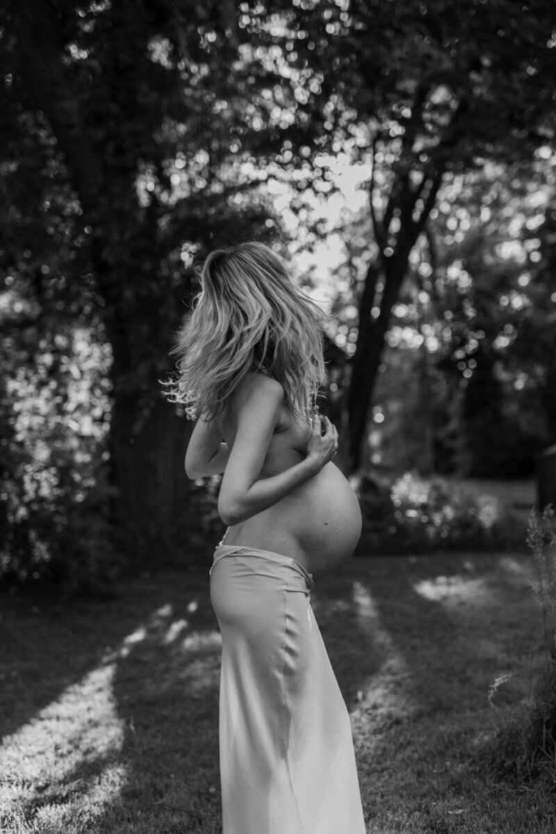 zwangere vrouw in zee tijdens fotoshoot zwangerschap