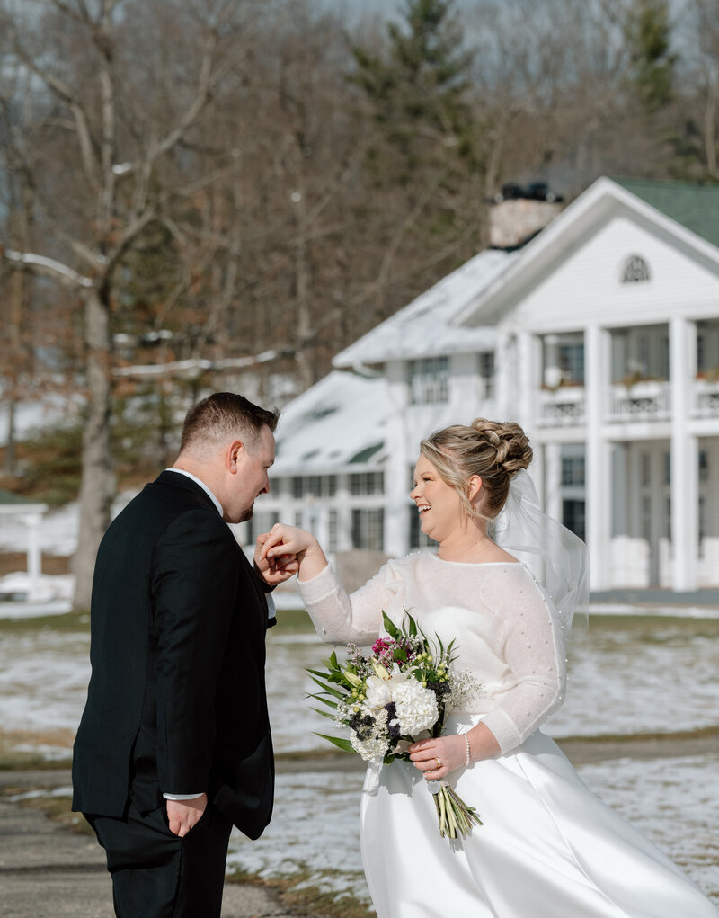 bride and groom in winter