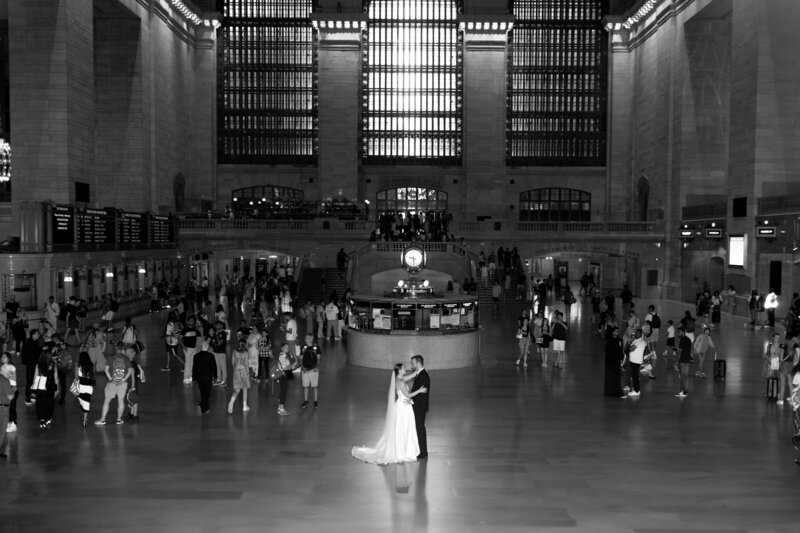 bride-and-groom-grand-central-terminal-nyc