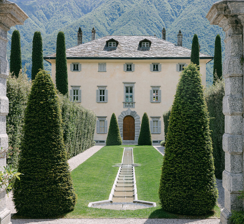 the front of a wedding venue in Italy