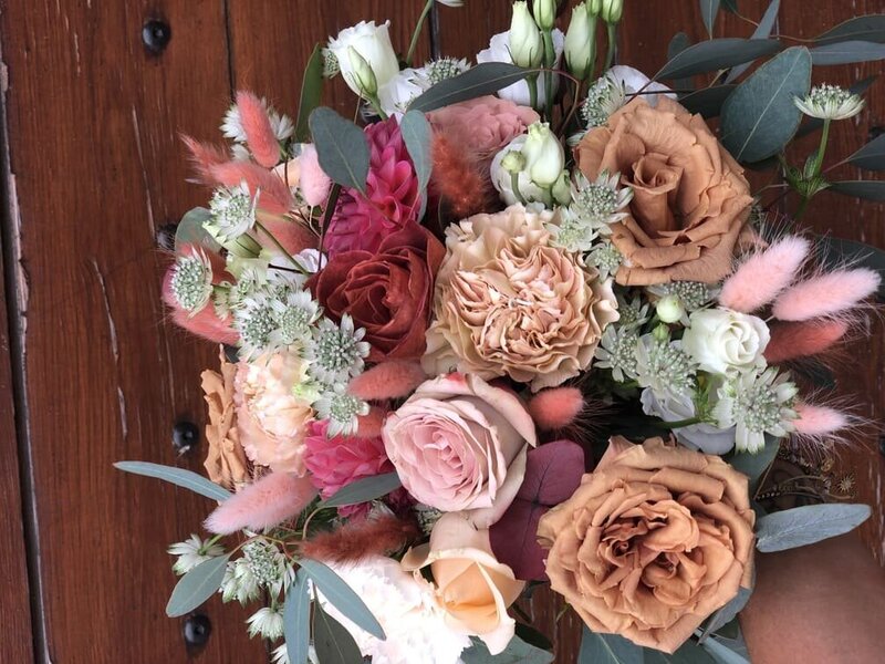 composition-florale-romantique-et-coloree