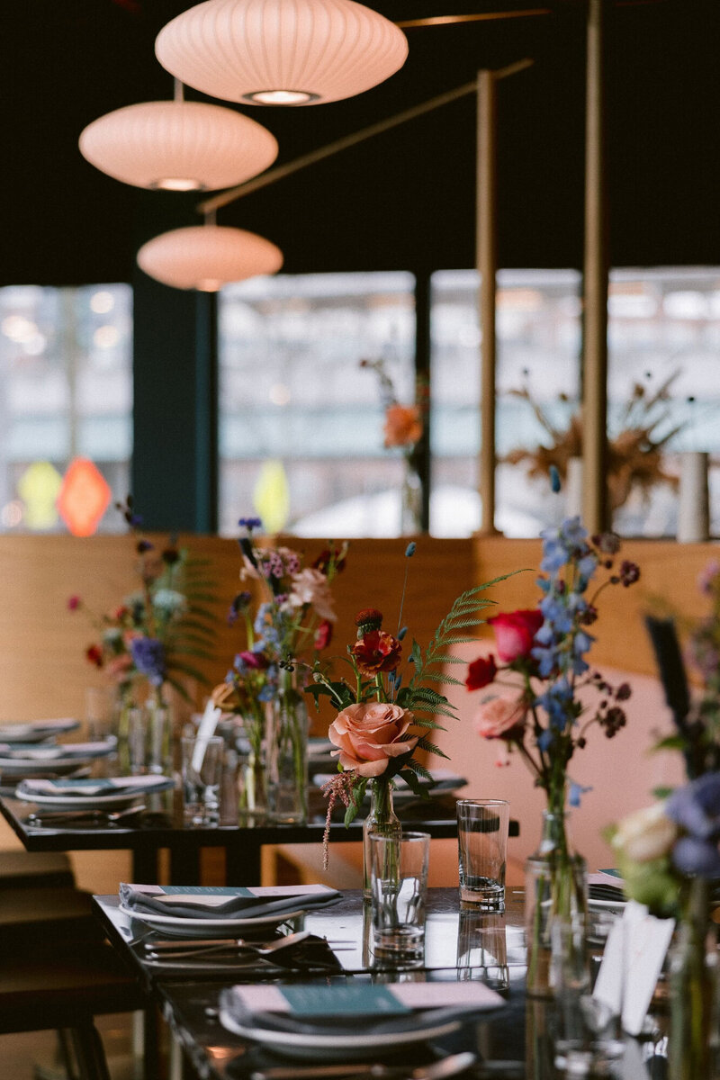 floral-displays-on-dinning-tables