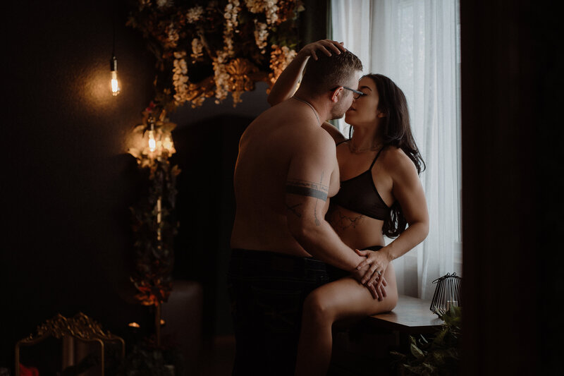 Explore the essence of boudoir photography with Onyx and Sage Studios – Mankato's top choice. Unveil timeless beauty in Rochester, Minnesota. Elevate your boudoir experience with our skilled photographers. Book now for intimate moments transformed into captivating imagery.