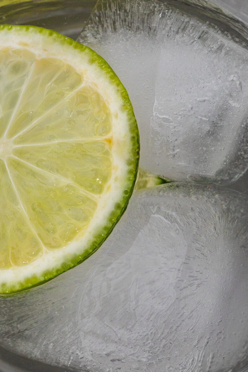 kaboompics_glass-with-water-lime-ice-cubes-closeup-close-up-close-up-26875