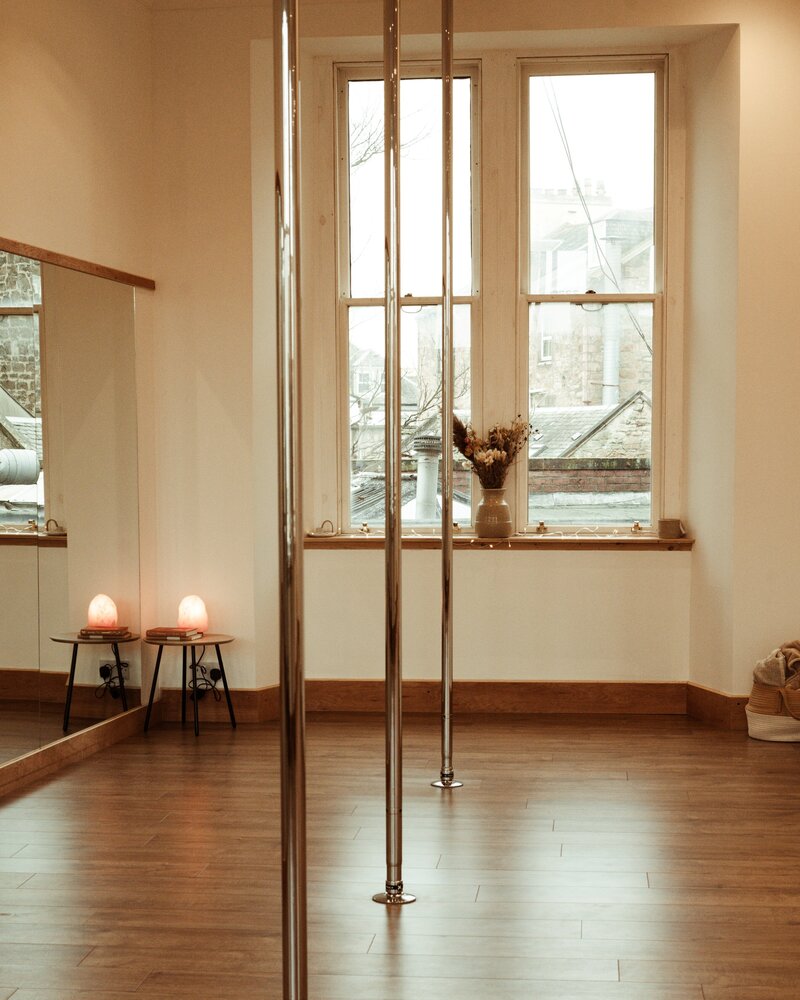 Pole Studio with salt lamp, dried flowers and beautiful lighting.