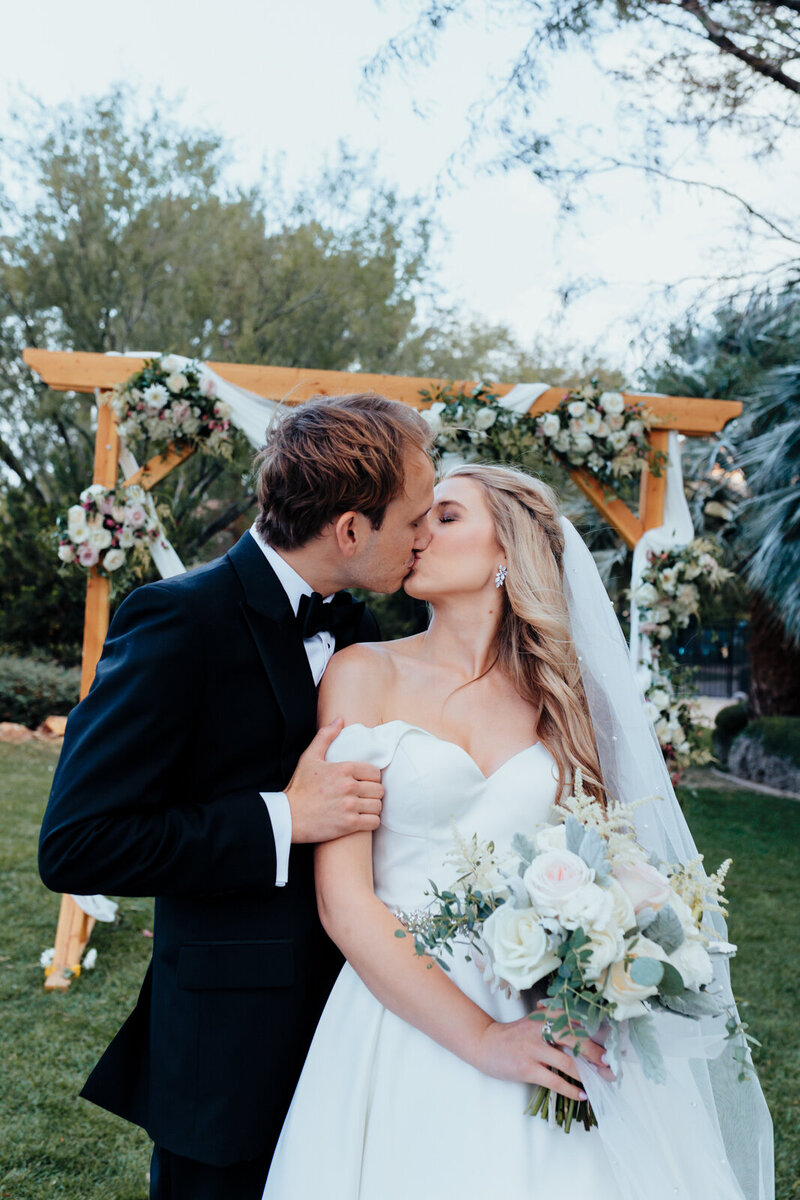 Coupe kissing at Las Vegas Luxury Wedding