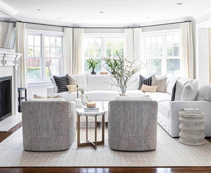 The portfolio page for a DLT Interiors project, South Hampton, done with an upscale, luxurious style.