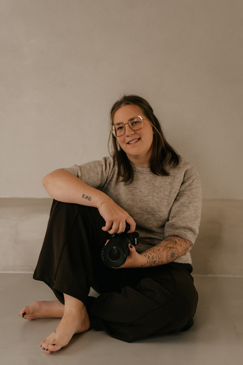 foto van fotograaf die op haar camera kijkt