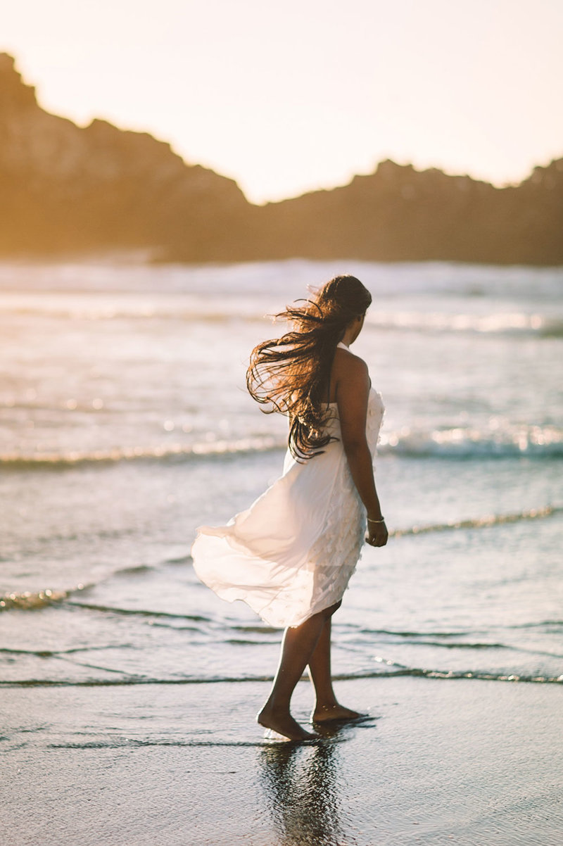Amber Bennett Life Coaching woman at beach during sunset