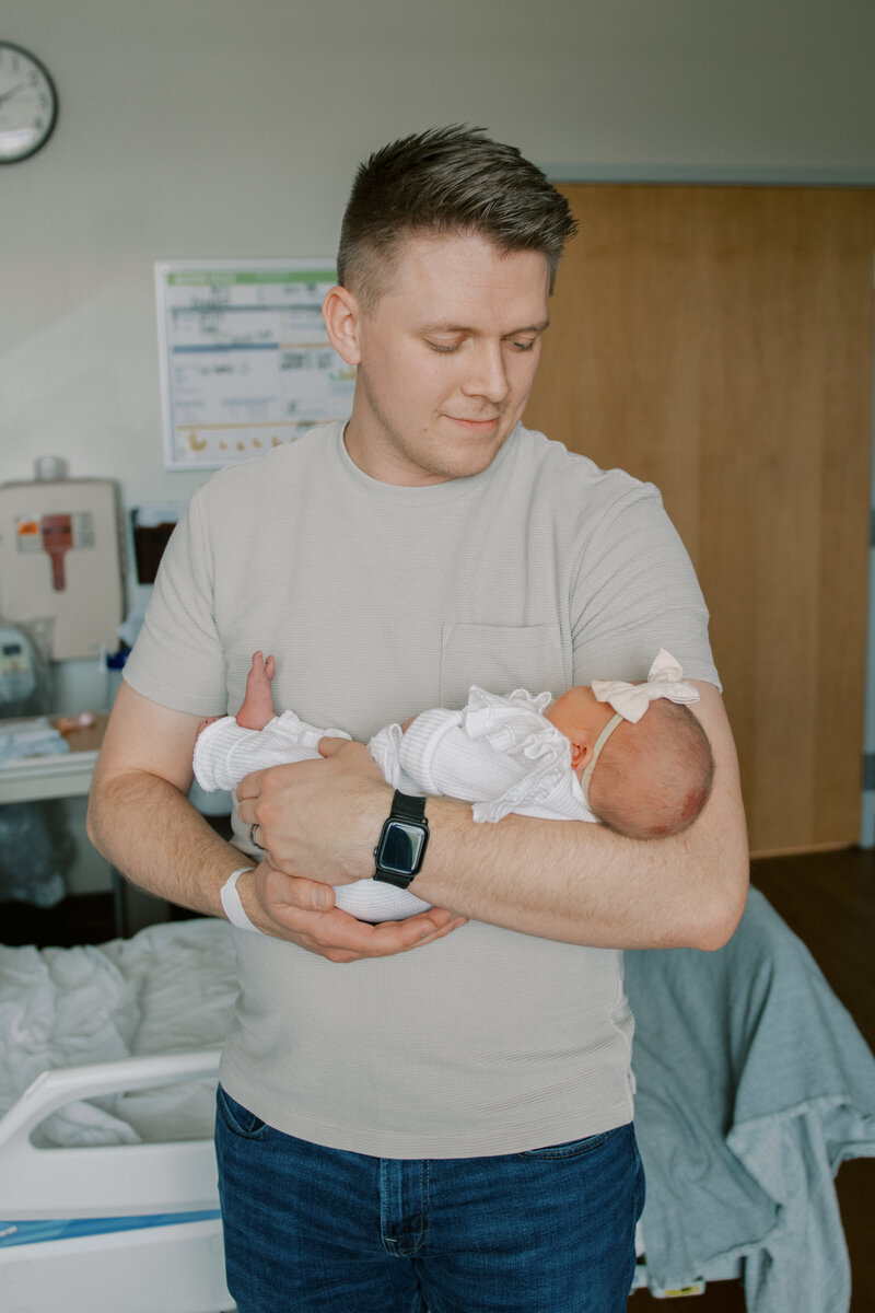 dad with newborn