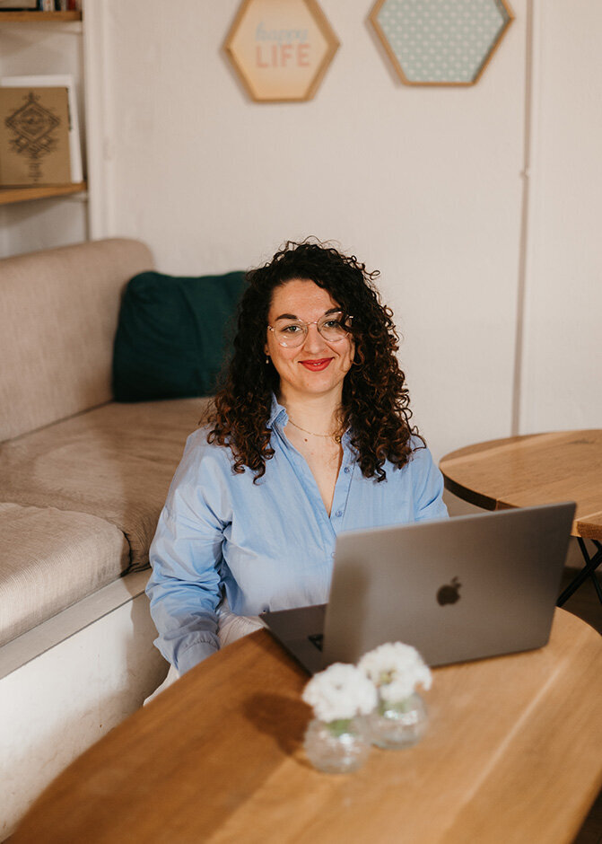 Alexiane souriante t'invite à prendre rendez-vous pour une identité visuelle ou un site internet