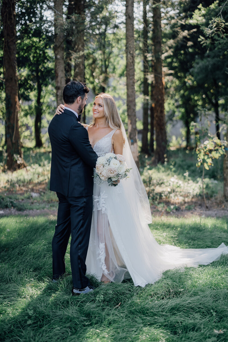 bride-and-groom-posing0near-woods