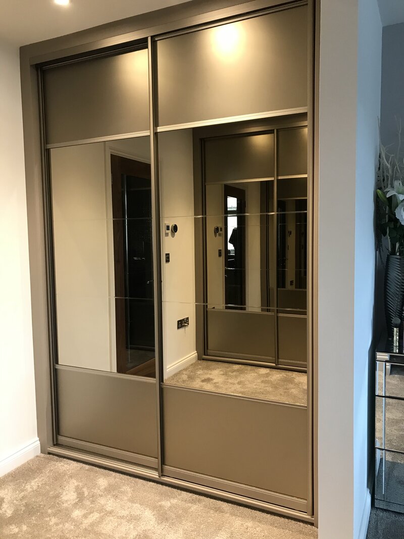 Aluminium sliding 2024 door wardrobe